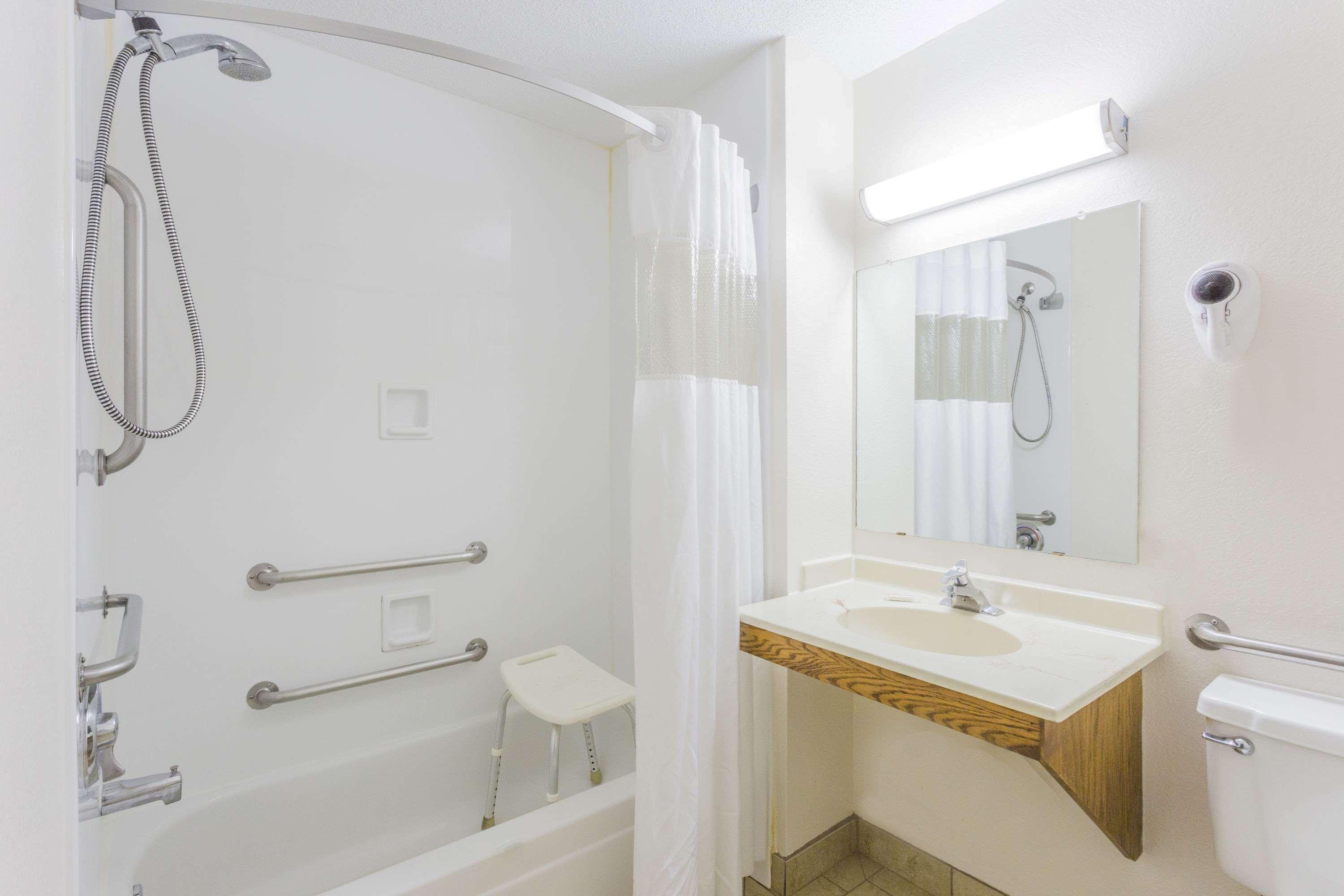 Super 8 By Wyndham Elgin Hotel Buitenkant foto