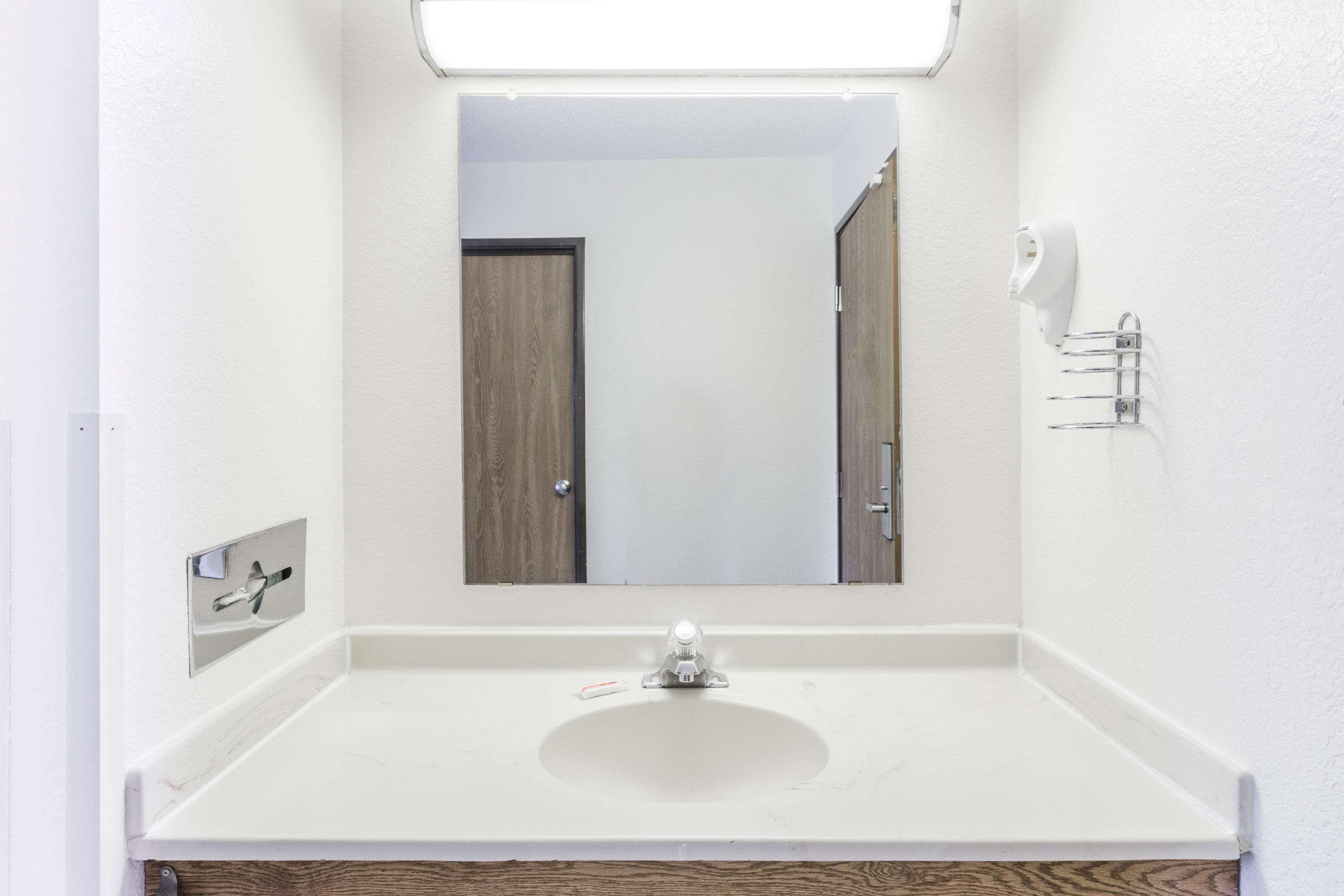 Super 8 By Wyndham Elgin Hotel Buitenkant foto