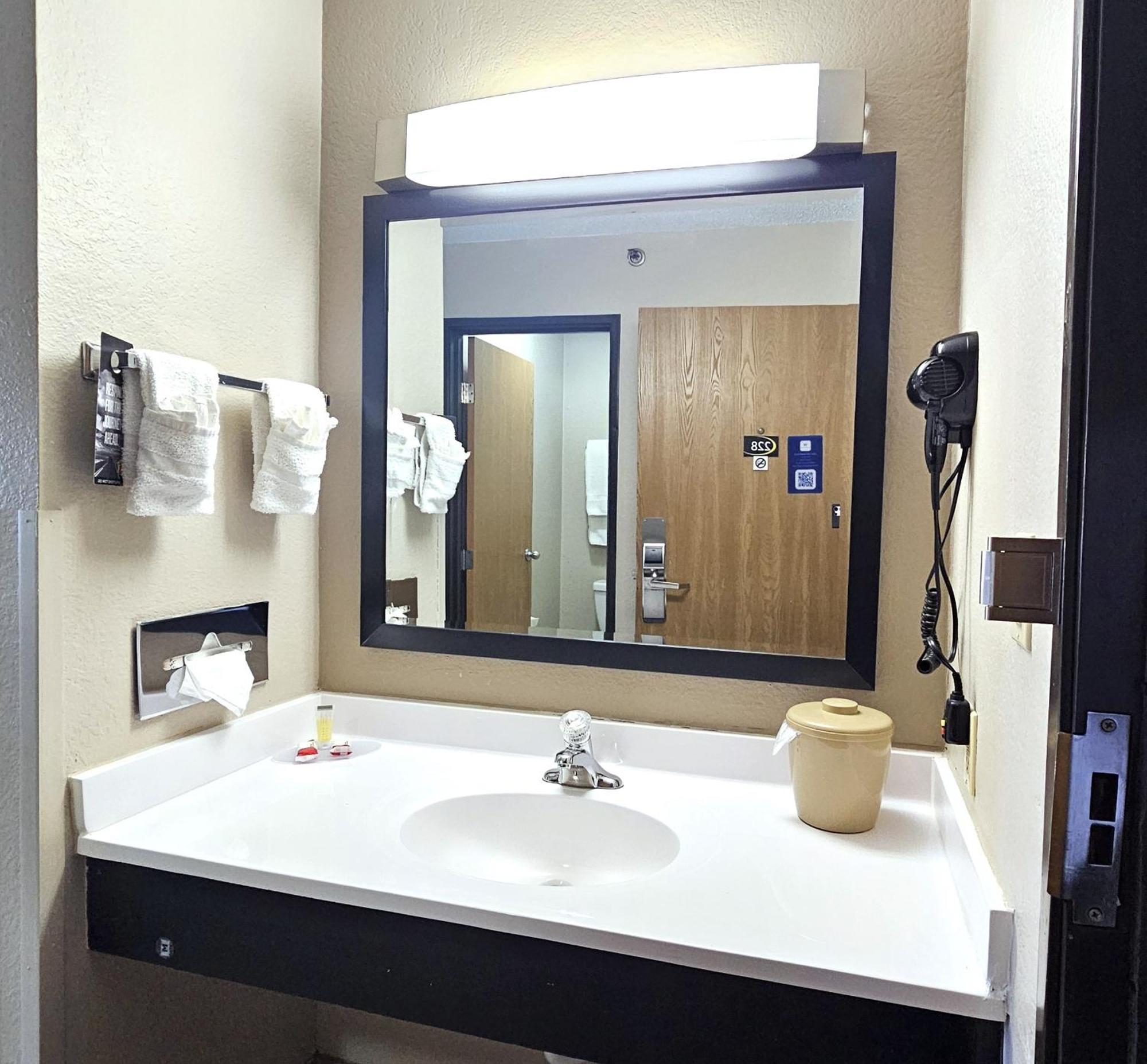 Super 8 By Wyndham Elgin Hotel Buitenkant foto